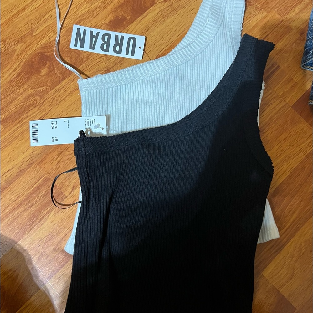 2 Tank tops